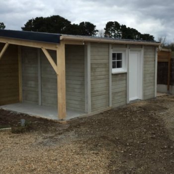 Abri de jardin en béton aspect bois 1 pente avec bûcher